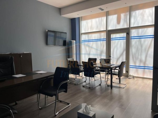 Tirane, jepet me qera ambjent biznesi Kati 0, 222 m² 4.500 € (Blloku)