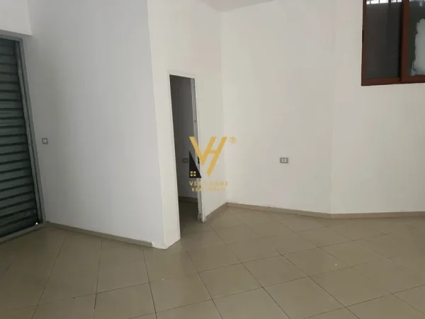 Tirane, jepet me qera dyqan Kati 0, 180 m² 900 € (RRUGA E KAVAJES)