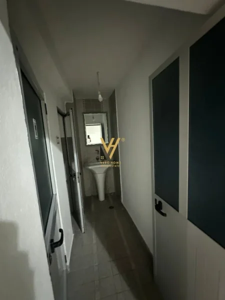 Tirane, jepet me qera dyqan Kati 0, 180 m² 900 € (RRUGA E KAVAJES)