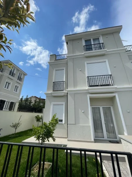 Tirane, jepet me qera Vile 4+1+Ballkon Kati 1, 170 m² 2.500 € (Sauk)