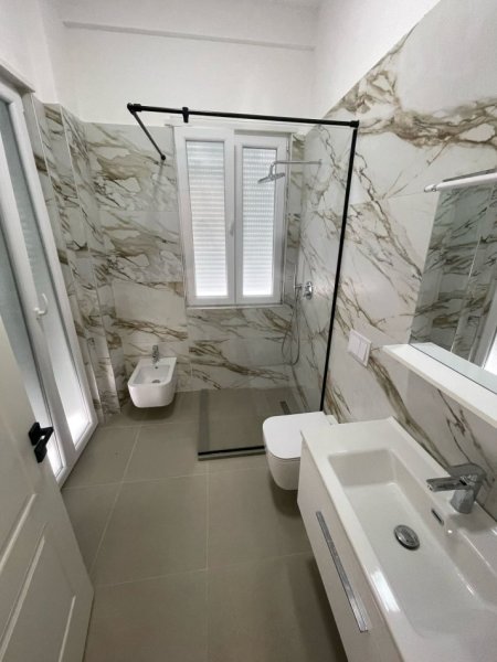Tirane, jepet me qera Vile 4+1+Ballkon Kati 1, 170 m² 2.500 € (Sauk)
