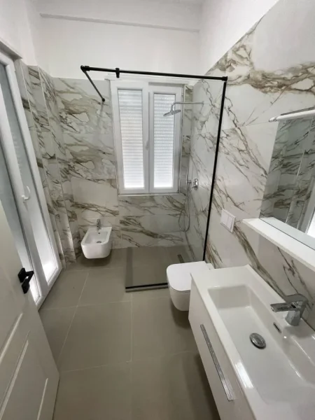 Tirane, jepet me qera Vile 4+1+Ballkon Kati 1, 170 m² 2.500 € (Sauk)