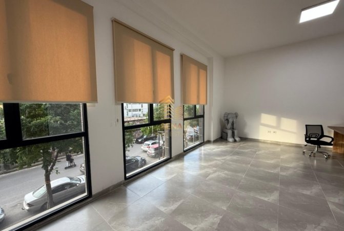 Tirane, jepet me qera ambjent biznesi Kati 2, 50 m² 500 € (Rruga Kongresi i Manastirit)