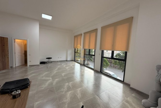 Tirane, jepet me qera ambjent biznesi Kati 2, 50 m² 500 € (Rruga Kongresi i Manastirit)