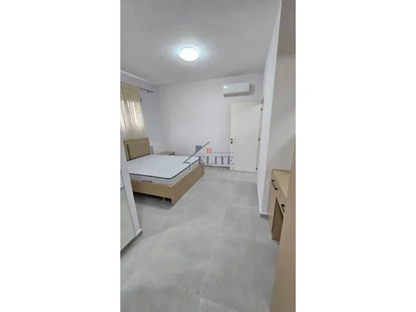 Tirane, jepet me qera apartament 1+1+Ballkon Kati 0, 44 m² 450 € (Kopshti Botanik)