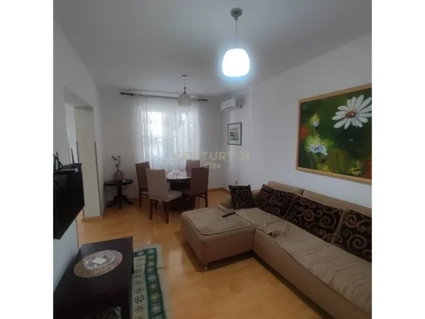 Tirane, jepet me qera apartament 1+1 Kati 2, 60 m² 480 € (Sheshi Wilson)