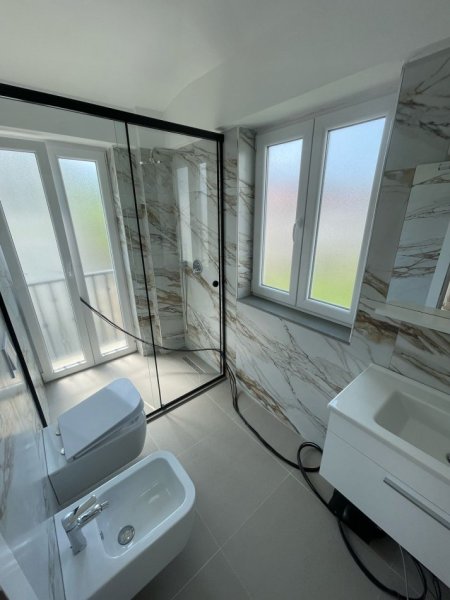 Tirane, jepet me qera Vile 3 Katshe , 240 m² 2.500 € (TEG)