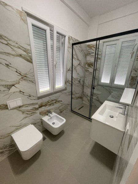 Tirane, jepet me qera Vile 3 Katshe , 240 m² 2.500 € (TEG)