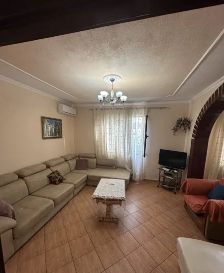 Tirane, jepet me qera apartament 1+1 Kati 1, 60 m² 300 € (Univers City)
