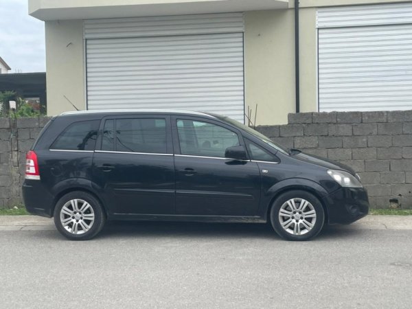 Tirane, shitet makine OPEL Zafira 1.7 CDTi 7 vendshe Extremisht economik 4-5.5l/100km rruge te gjata edhe 5.5-7l/100km ne qytet Nafte, e zeze manuale Klima 273.000 km 7.500 €