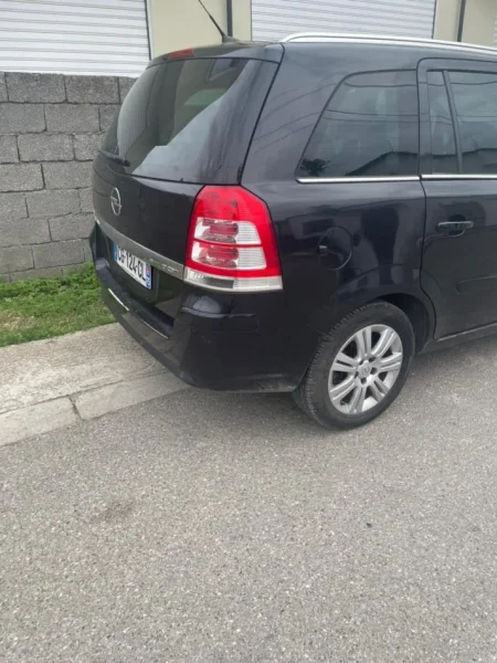 Tirane, shitet makine OPEL Zafira 1.7 CDTi 7 vendshe Extremisht economik 4-5.5l/100km rruge te gjata edhe 5.5-7l/100km ne qytet Nafte, e zeze manuale Klima 273.000 km 7.500 €
