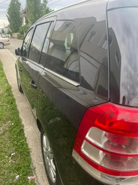 Tirane, shitet makine OPEL Zafira 1.7 CDTi 7 vendshe Extremisht economik 4-5.5l/100km rruge te gjata edhe 5.5-7l/100km ne qytet Nafte, e zeze manuale Klima 273.000 km 7.500 €