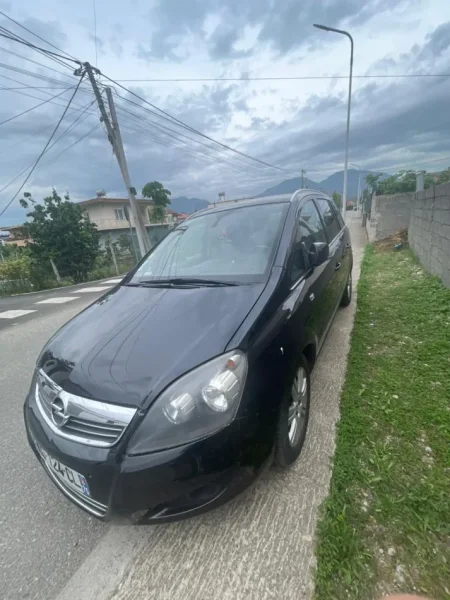 Tirane, shitet makine OPEL Zafira 1.7 CDTi 7 vendshe Extremisht economik 4-5.5l/100km rruge te gjata edhe 5.5-7l/100km ne qytet Nafte, e zeze manuale Klima 273.000 km 7.500 €