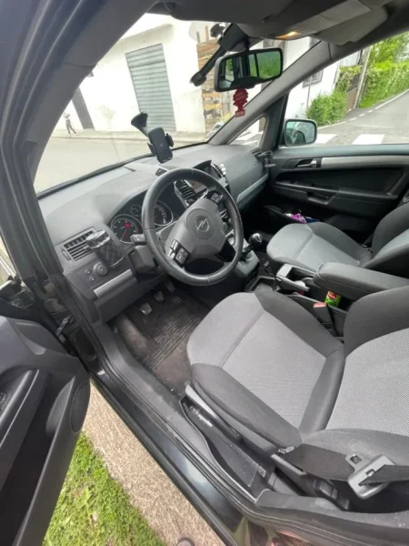 Tirane, shitet makine OPEL Zafira 1.7 CDTi 7 vendshe Extremisht economik 4-5.5l/100km rruge te gjata edhe 5.5-7l/100km ne qytet Nafte, e zeze manuale Klima 273.000 km 7.500 €