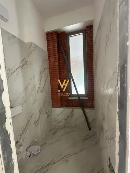 Tirane, jepet me qera dyqan Kati 0, 70 m² 1.500 € (DELIJORGJI)