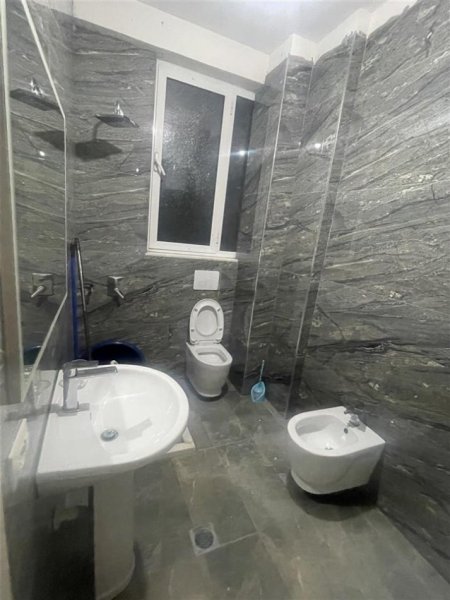 Tirane, jepet me qera apartament 1+1+Ballkon Kati 3, 65 m² 350 € (Astir te 2 Palmat)