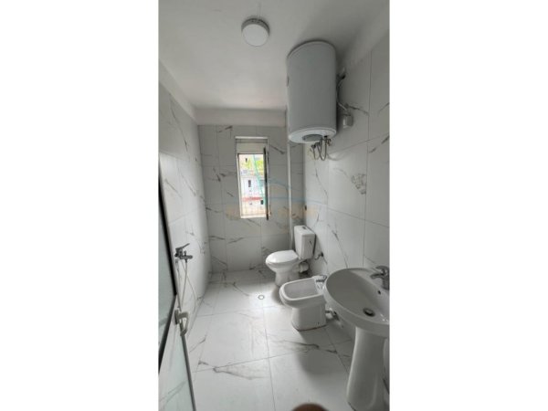 Tirane, shitet apartament 1+1+Ballkon Kati 5, 50 m² 70.000 € (Kinostudio)