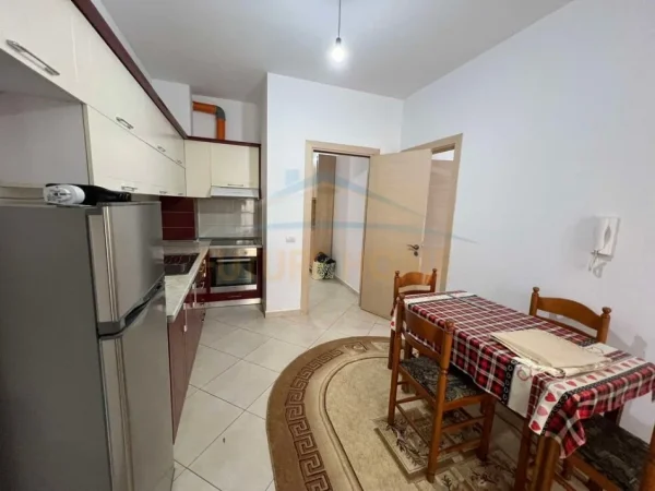 Tirane, jepet me qera apartament 1+1 Kati 2, 74 m² 350 € (Unaza e Re)