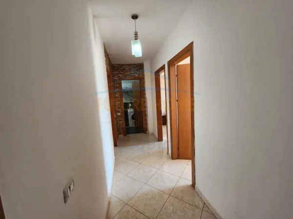 Tirane, jepet me qera apartament 2+1 Kati 4, 90 m² 450 € (Unaza e re)