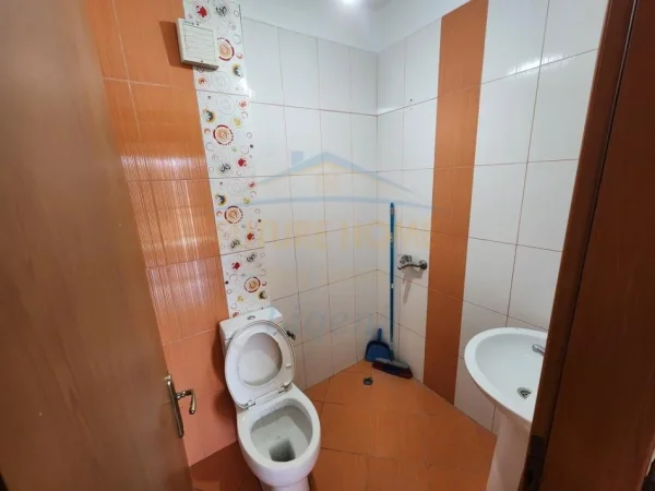 Tirane, jepet me qera apartament 2+1 Kati 4, 90 m² 450 € (Unaza e re)