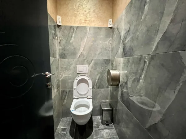 Tirane, jepet me qera lokal Kati 0, 110 m² 800 € (Kompleksi Magnet)