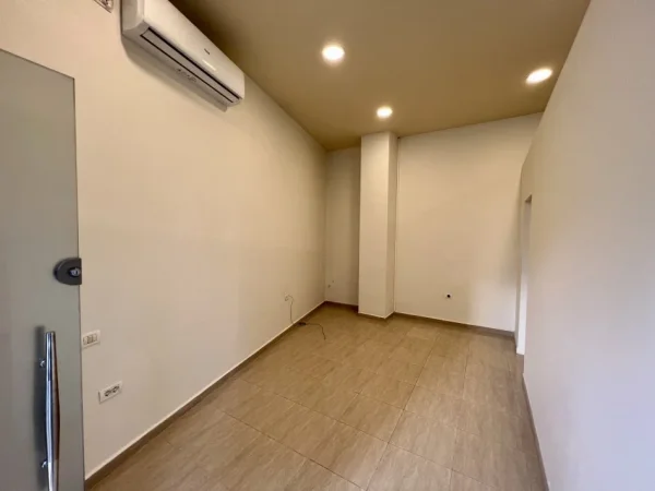 Tirane, jepet me qera zyre Kati 0, 44 m² 600 € (Ish Ekspozita)