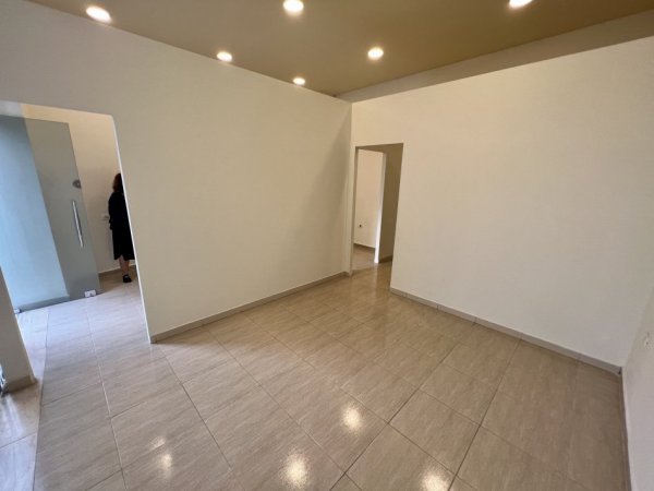 Tirane, jepet me qera zyre Kati 0, 44 m² 600 € (Ish Ekspozita)