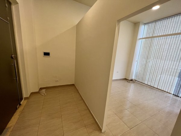 Tirane, jepet me qera zyre Kati 0, 44 m² 600 € (Ish Ekspozita)