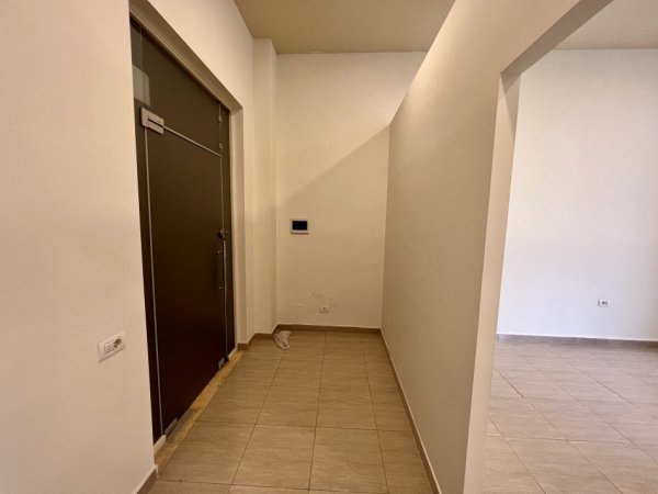 Tirane, jepet me qera zyre Kati 0, 44 m² 600 € (Ish Ekspozita)
