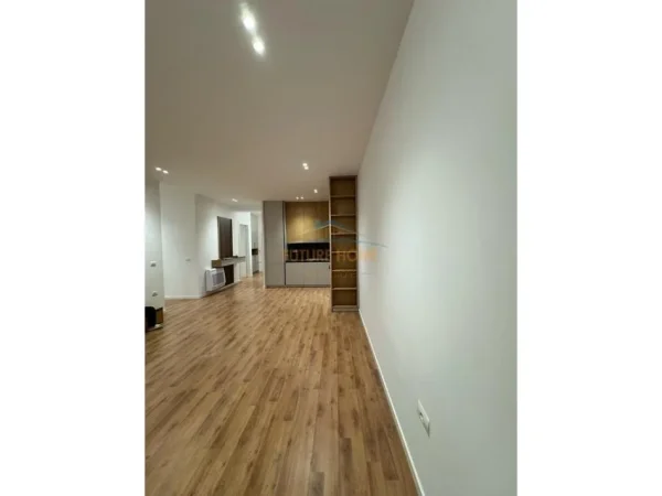 Tirane, jepet me qera apartament 3+1+Aneks+Ballkon Kati 7, 134 m² 2.300 € (Rezidencen Golden Park, prane Air Albania.)