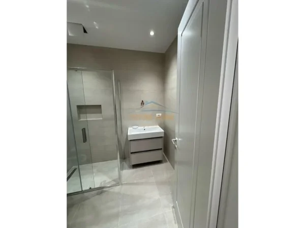 Tirane, jepet me qera apartament 3+1+Aneks+Ballkon Kati 7, 134 m² 2.300 € (Rezidencen Golden Park, prane Air Albania.)
