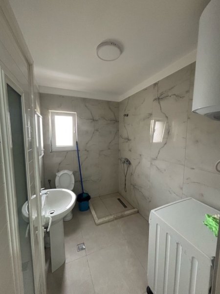 Tirane, jepet me qera Vile 1+1+Ballkon Kati 0, 55 m² 250 € (Ali Hafiz Ulqinaku, Shkoze)