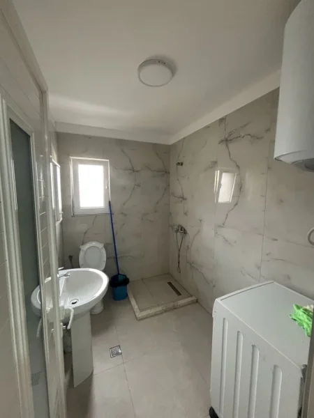 Tirane, jepet me qera Vile 1+1+Ballkon Kati 0, 55 m² 250 € (Ali Hafiz Ulqinaku, Shkoze)