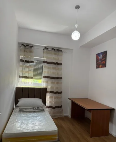 Tirane, jepet me qera apartament 2+1 Kati 3, 120 m² 500 € (Ali Demi)