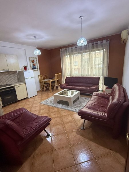 Tirane, jepet me qera apartament 1+1+Ballkon Kati 5, 70 m² 300 € (Rruga Muhamed Deliu)