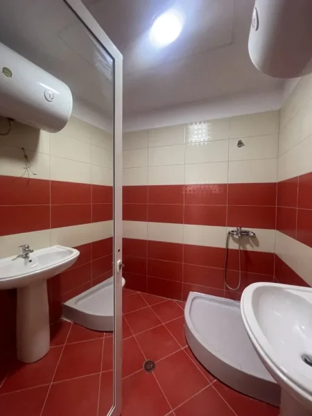 Tirane, jepet me qera apartament 2+1+Ballkon Kati 3, 110 m² 400 € (Rruga thesarit fresku)