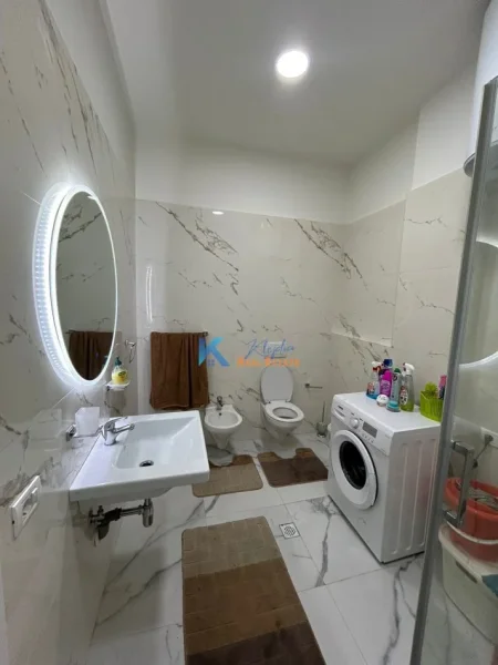 Tirane, jap me qera apartament 1+1+Ballkon Kati 1, 120 m² 650 € (Liqeni i Thate, rruga Peti)