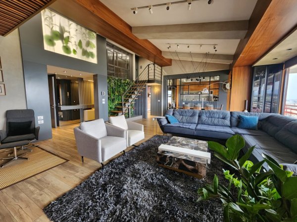 JEPET ME QIRA : 🔥PENTHOUSE MAGJIK NË LIQENIN E THATË 350 m² | 5 Dhoma Gjumi + 4 Wc | Tarracë PANORAMIKE | 2 Garazhe | Pamje 360° mbi Liqenin e Tiranës, Malin e Dajtit & dritat e qytetit 🌃 (2500€/ Muaji)