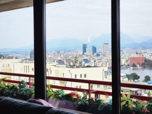 JEPET ME QIRA : 🔥PENTHOUSE MAGJIK NË LIQENIN E THATË 350 m² | 5 Dhoma Gjumi + 4 Wc | Tarracë PANORAMIKE | 2 Garazhe | Pamje 360° mbi Liqenin e Tiranës, Malin e Dajtit & dritat e qytetit 🌃 (2500€/ Muaji)