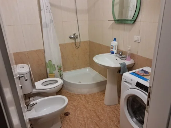 Tirane, jap me qera apartament 1+1+Ballkon Kati 2, 74 m² 400 € (Dahut borici)