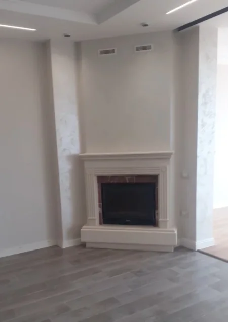 Tirane, ne Xhamllik, shitet apartament 3+1+2 + Ballkon, Kati 5, me shensor.