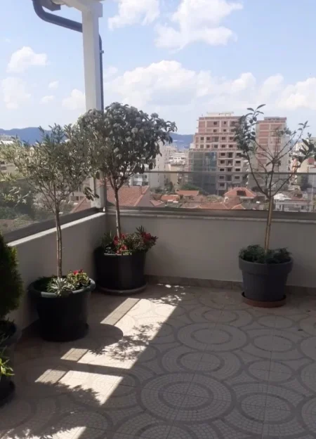 Tirane, ne Xhamllik, shitet apartament 3+1+2 + Ballkon, Kati 5, me shensor.