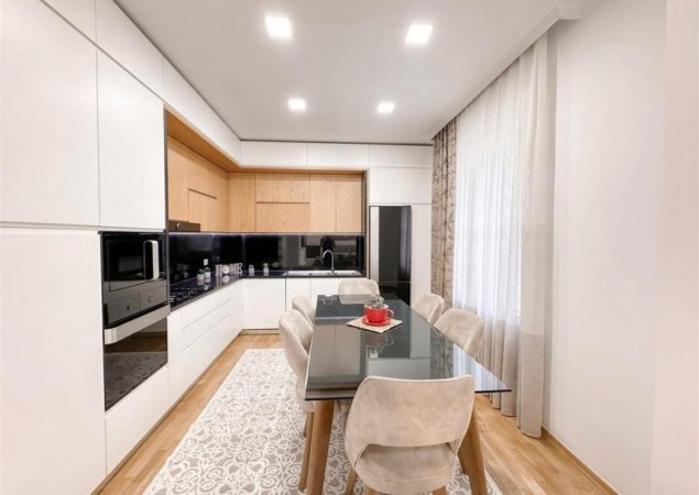 Tirane, shitet apartament 3+1+Ballkon , 150 m² 250.000 € (Kopshti Botanik)