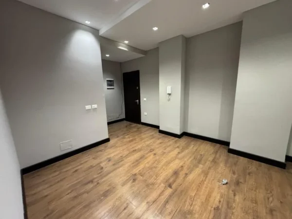 Tirane, jepet me qera apartament 3+1+Ballkon Kati 1, 115 m² 1.400 € ((Zyra) Rruga e Kosovareve)