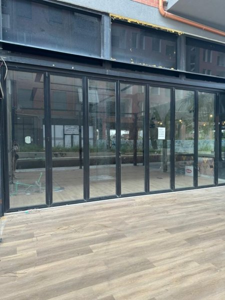 Tirane, jepet me qera dyqan Kati 1, 95 m² 800 € (Rruga &quot;5 Maj&quot; Njesia Adminstrative Nr.8.)