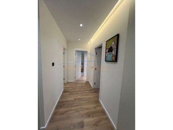 Tirane, jepet me qera apartament 2+1+Ballkon Kati 4, 100 m² 850 € (Stacioni i Trenit, Kompleksi Orbital)