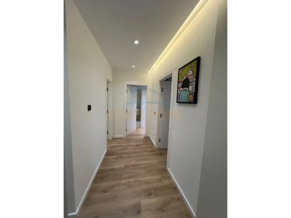 Tirane, jepet me qera apartament 2+1+Ballkon Kati 4, 100 m² 850 € (Stacioni i Trenit, Kompleksi Orbital)