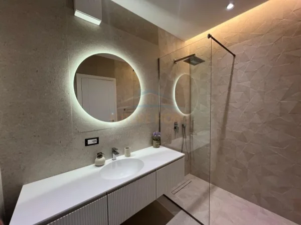 Tirane, jepet me qera apartament 2+1+Ballkon Kati 4, 100 m² 850 € (Stacioni i Trenit, Kompleksi Orbital)