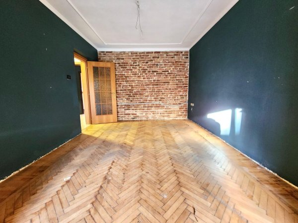 Jepet Me Qira 🔵 : Zyrë Elitare me 3 ambiente Pune 2wc ( Sip. 80m²) (700€/ Muaj) 📍Në KRYQËZIM TË UNAZËS, FILLIMI I RR. MYSLYM SHYRI ( Mon Cheri)