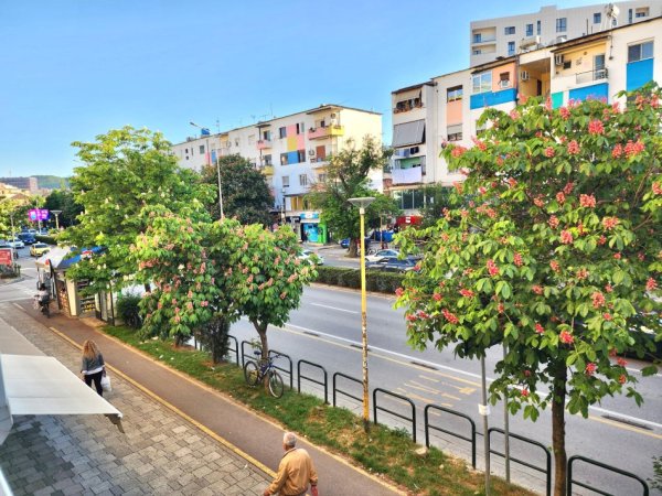 Jepet Me Qira 🔵 : Zyrë Elitare me 3 ambiente Pune 2wc ( Sip. 80m²) (700€/ Muaj) 📍Në KRYQËZIM TË UNAZËS, FILLIMI I RR. MYSLYM SHYRI ( Mon Cheri)